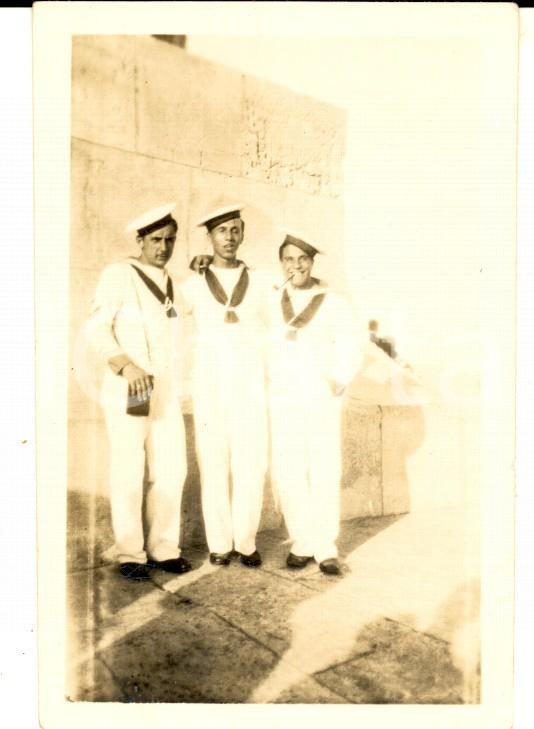 Fotografia d epoca originale 1934 PORT SAID EGITTO Marinai italiani presso il monumento a Lesseps Foto 6x9 1
