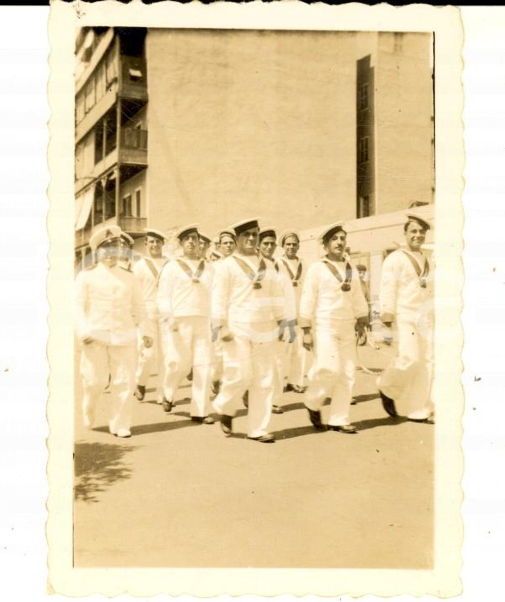 Fotografia d epoca originale 1934 PORT SAID EGITTO Marinai italiani in marcia per la cittÃ  Foto 6x9 cm 1