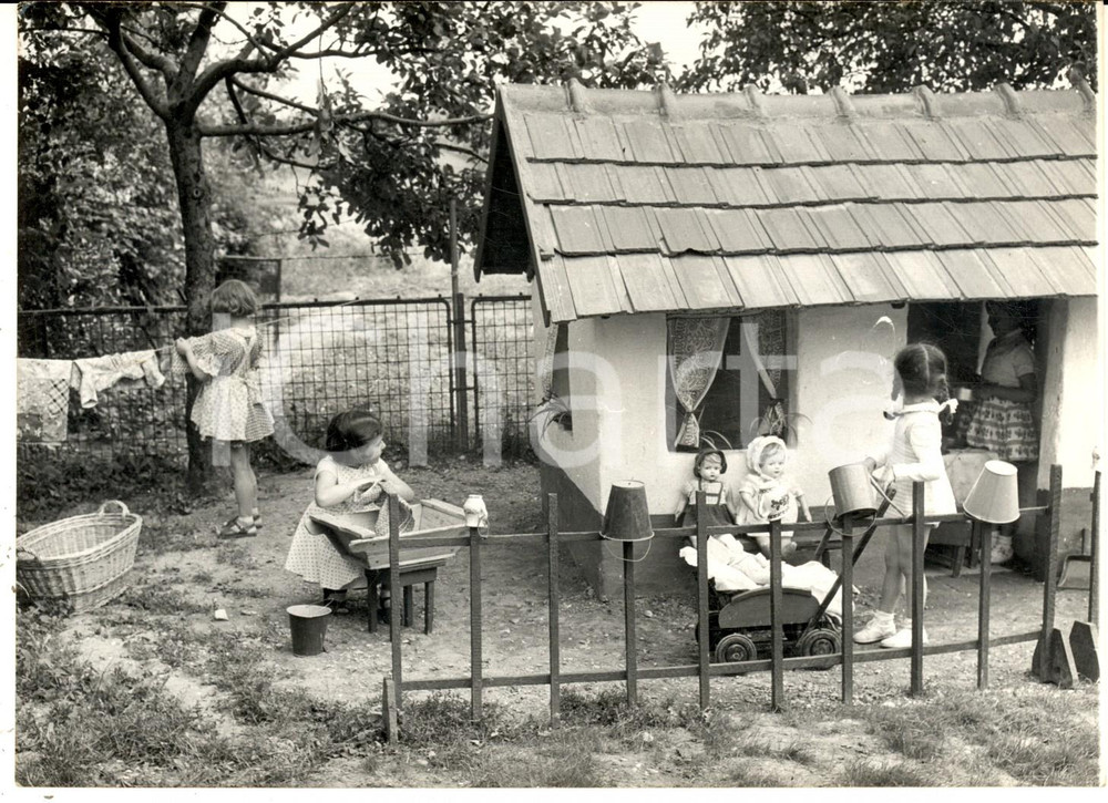 Fotografia d epoca originale 1950 ca BUDAPEST Asilo infantile  Casetta donata dagli operai locali  Foto 1