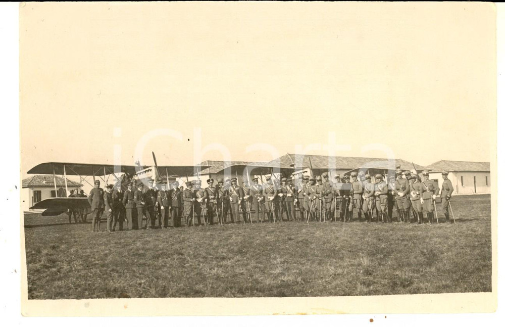 Fotografia d epoca originale 1918 WW1 ZONA DI GUERRA Squadriglia piloti con aeroplani  Foto 16x10 cm 1