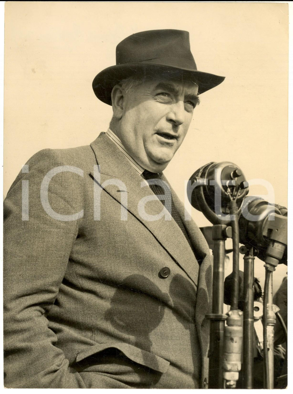 Fotografia d epoca originale 1960 ca LONDON AIRPORT Robert MENZIES making a brief statement on arrival Photo 1