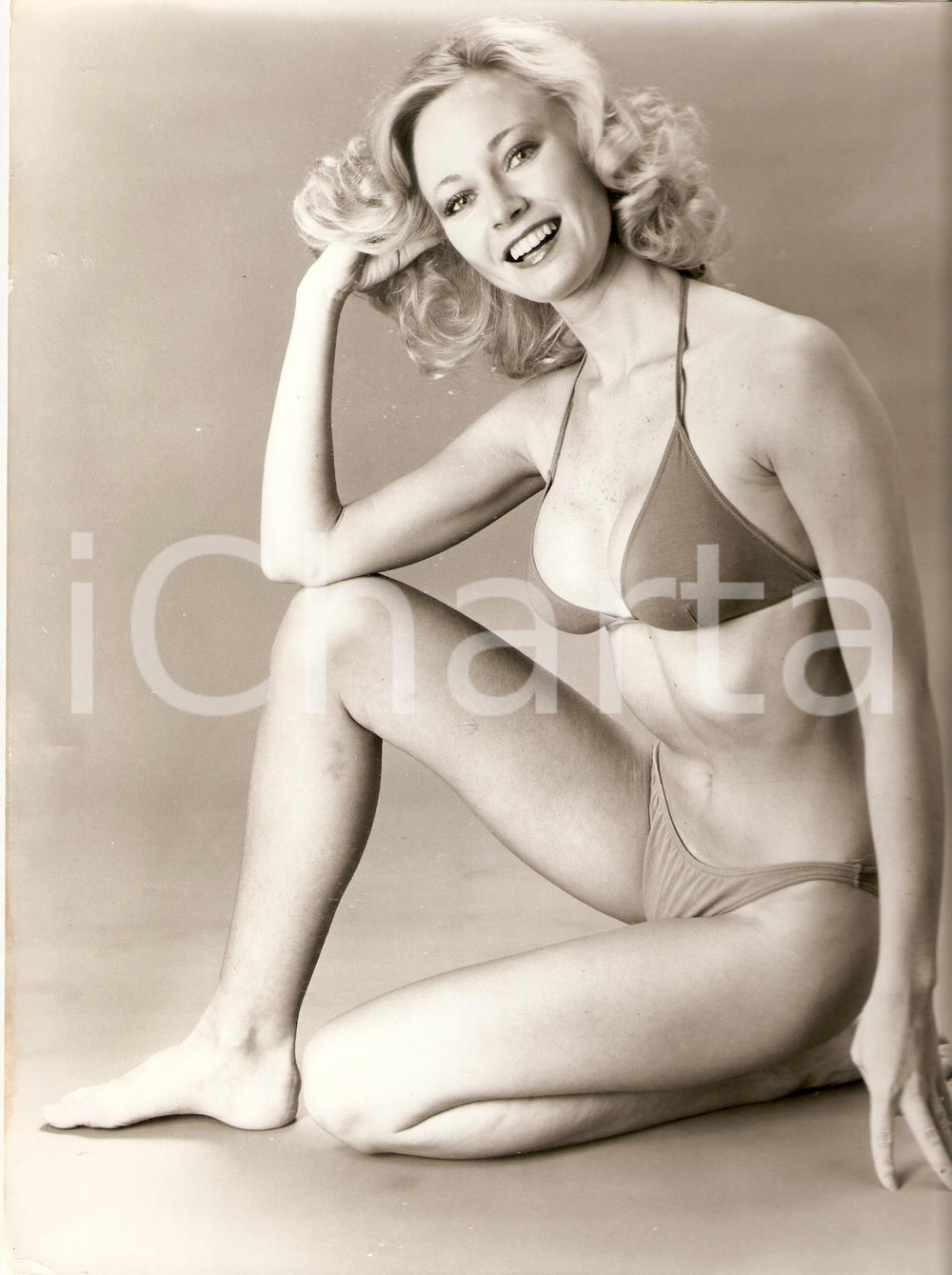 Fotografia d epoca originale 1975 ca EROTICA VINTAGE Margolyn CURTIS posing with a new bikini model Foto 1