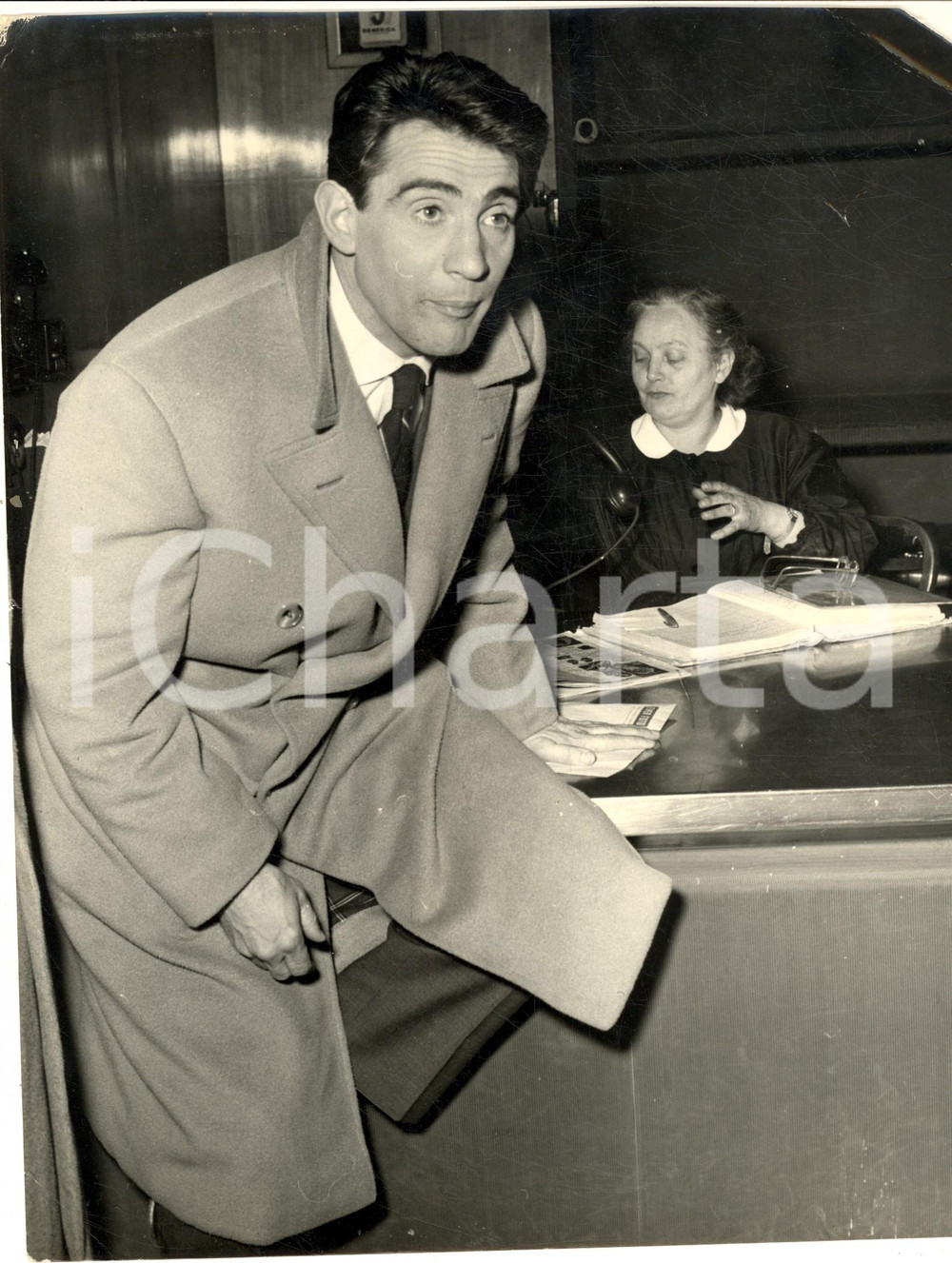 Fotografia d epoca originale 1960 ca MILANO Ritratto di Walter CHIARI con una segretaria  Foto 20x26 cm 1