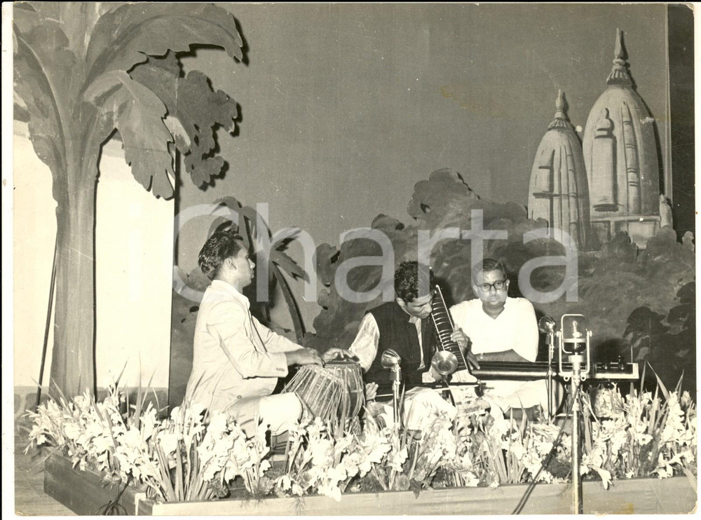 Fotografia d epoca originale 1953 INDIAN MUSIC Madhukar Manohar Golwalkar playing the tar shehnai Photo 1