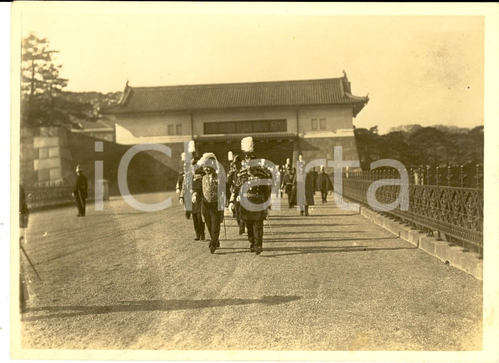 Fotografia d epoca originale 1930 ca TOKYO JAPAN New Year s Day  High officers leaving Imperial Palace 1