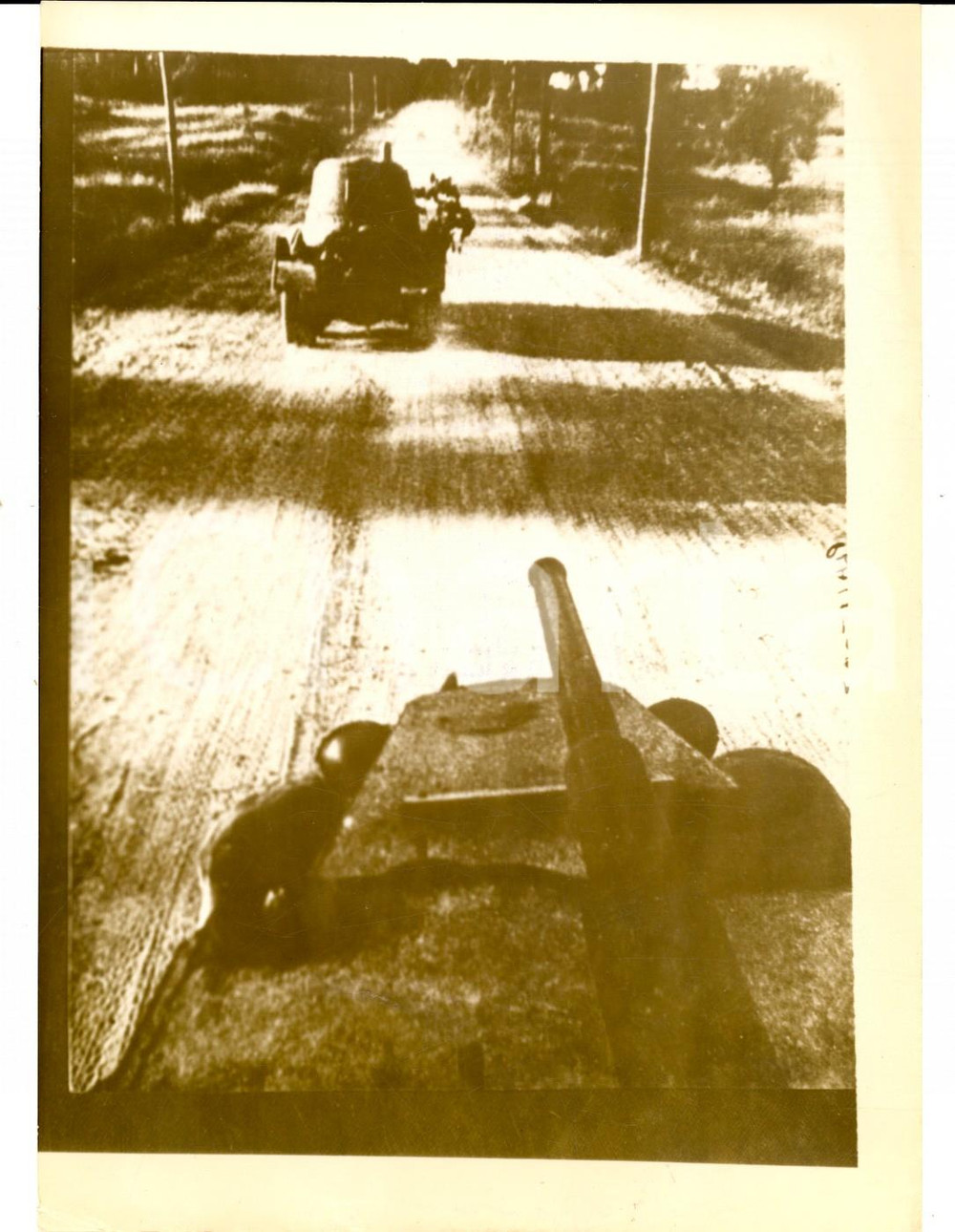 Fotografia d epoca originale 1944 WW2 RussoGerman Front  Soviet armored cars patrol a road Telefoto 1