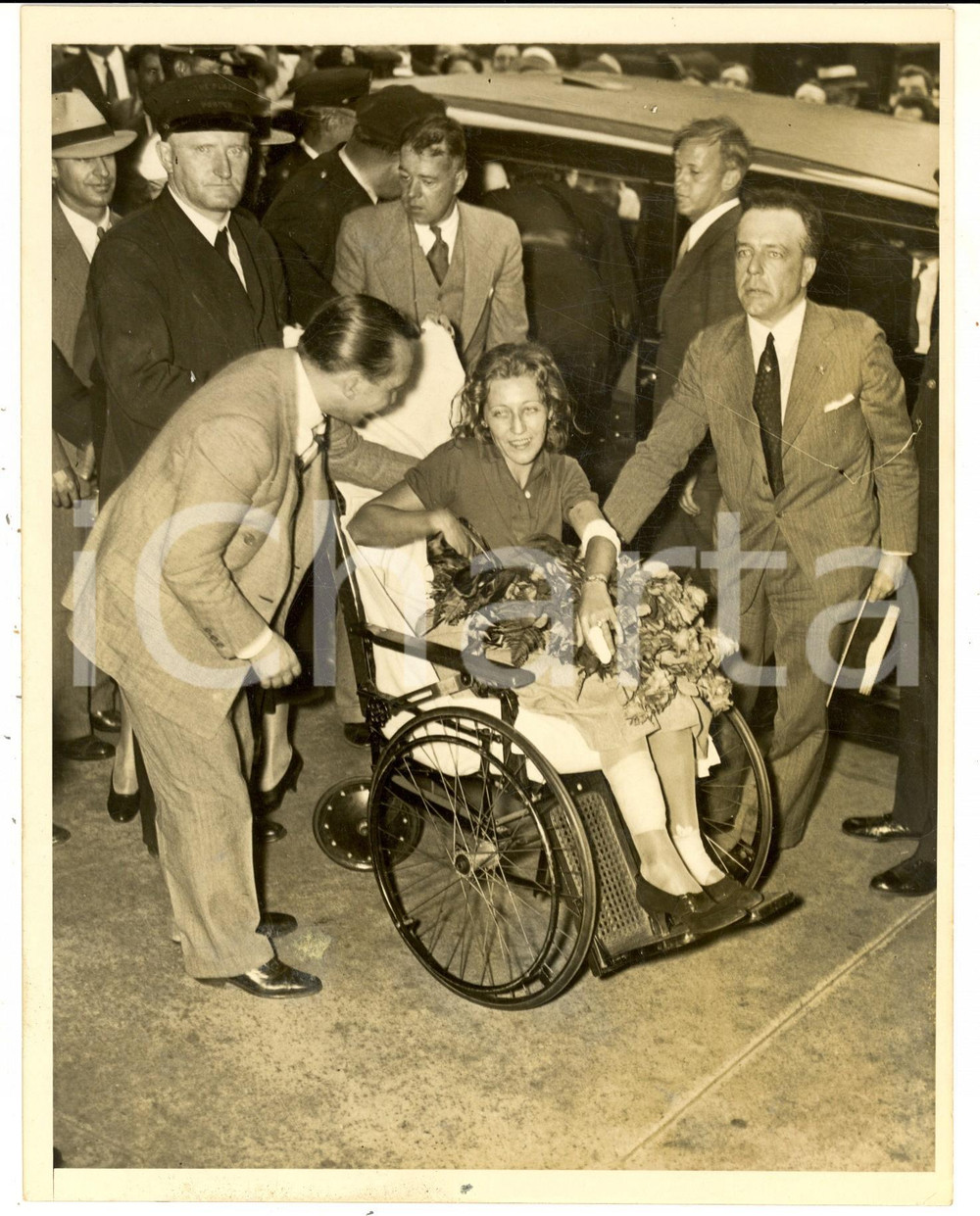 Fotografia d epoca originale 1933 NEW YORK Mrs James MOLLISON taken into Hotel Plaza on a wheel chair  Photo 1