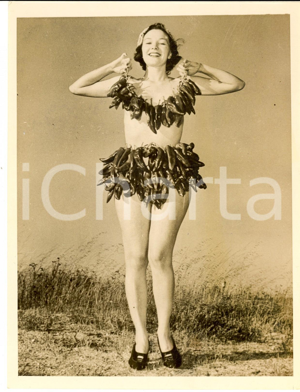 Fotografia d epoca originale 1940 ca SAN DIEGO CALIFORNIA Conchita DEL RIO in a spicy outfit  Photo 15x20 1