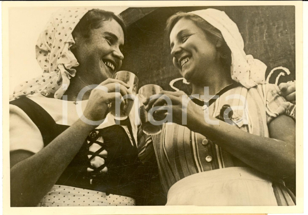 Fotografia d epoca originale 1937 IHRINGEN Donne in costume durante la Ihringer Weintage  Foto 18x13 1