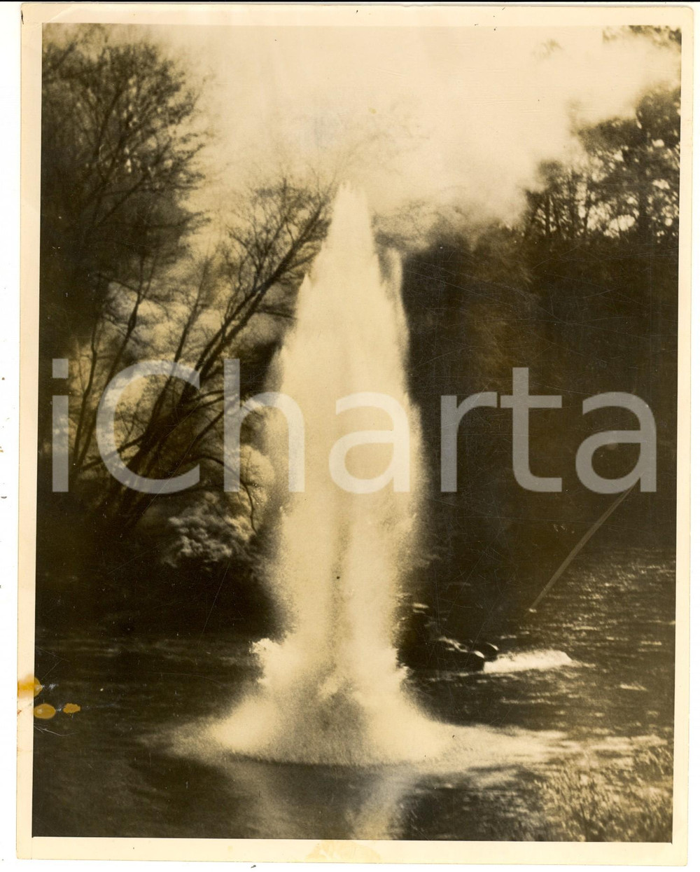 Fotografia d epoca originale 1940 ca FORT BENNING US Army Infantry School  Geyser exploded during exercises 1