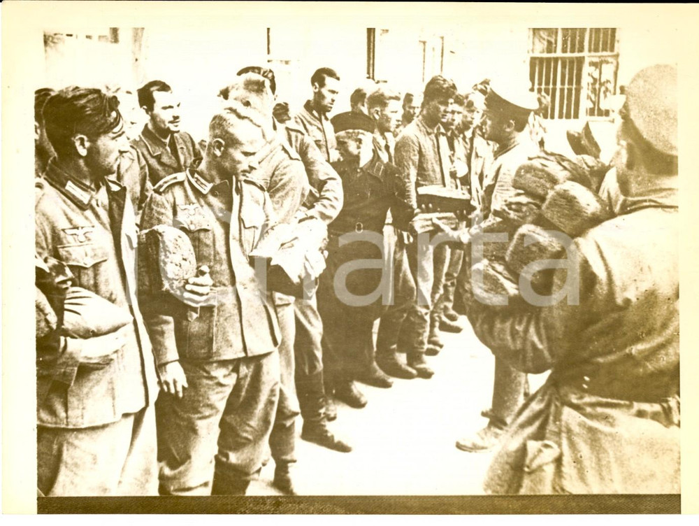 Fotografia d epoca originale 1941 WW2 RUSSIA German prisoners of war receiving bread from captors Photo 1