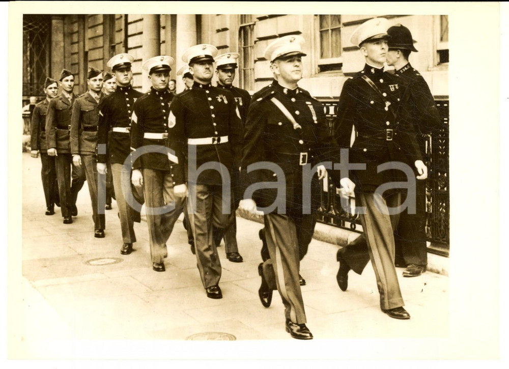 Fotografia d epoca originale 1941 WW2 LONDON US Mariners fire guards at the US Embassy Photo 18x13 1
