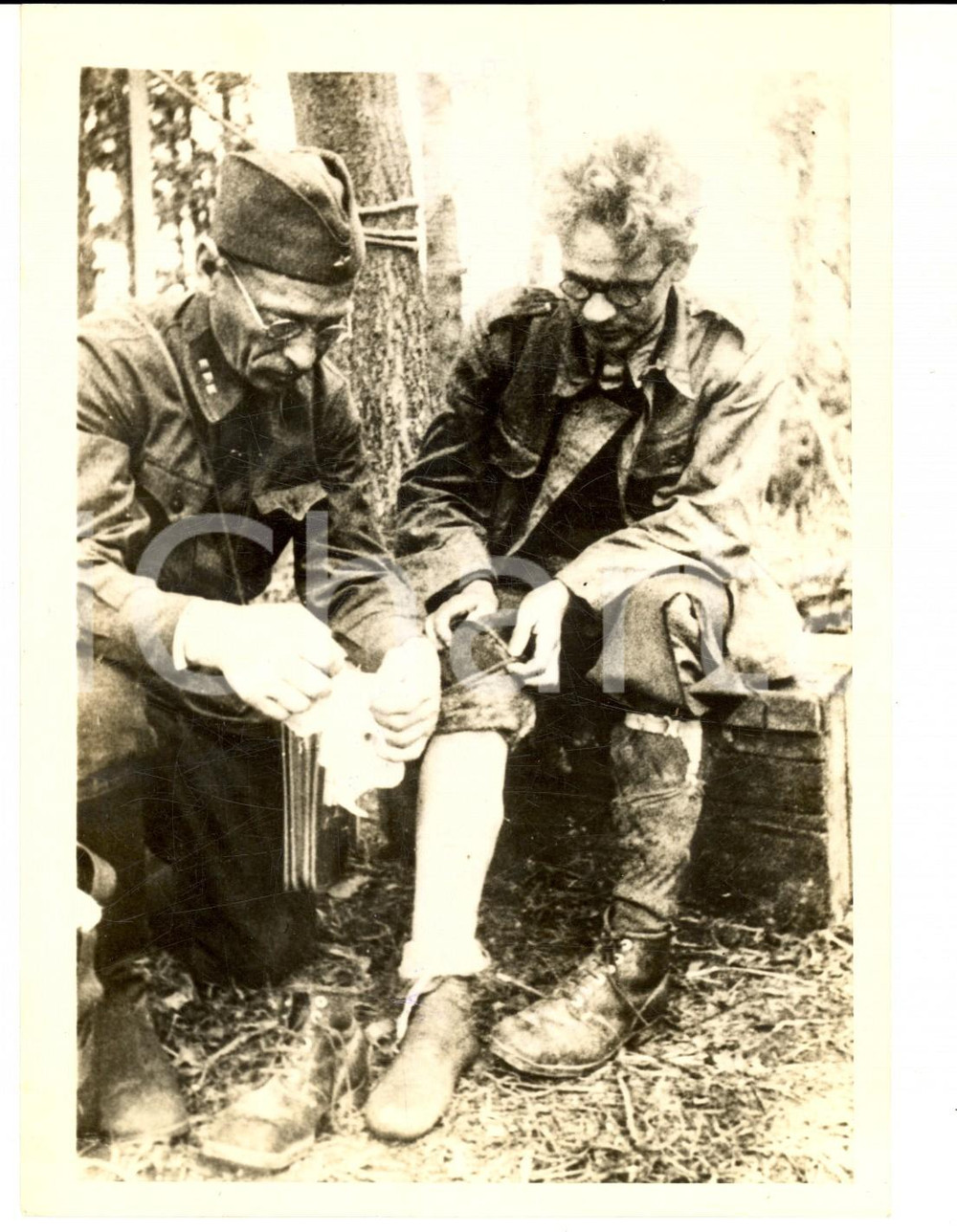 Fotografia d epoca originale 1941 WW2 RUSSOGERMAN FRONT Soviet doctor with a wounded Finnish prisoner Photo 1