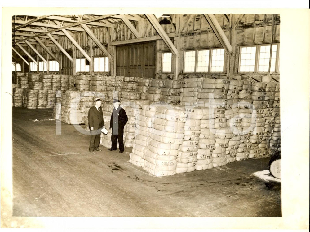 1941 SAN FRANCISCO (CALIFORNIA) Silk in a warehouse for military needs *Photo