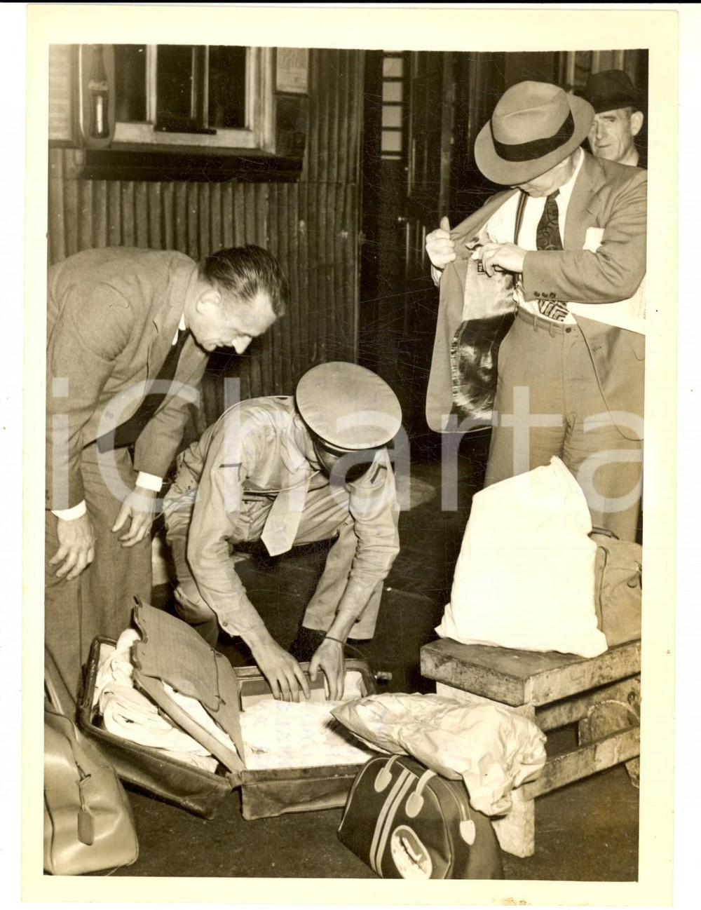 Fotografia d epoca originale 1941 NEW YORK US Marine checks the luggage of US Transport West Point  Photo 1