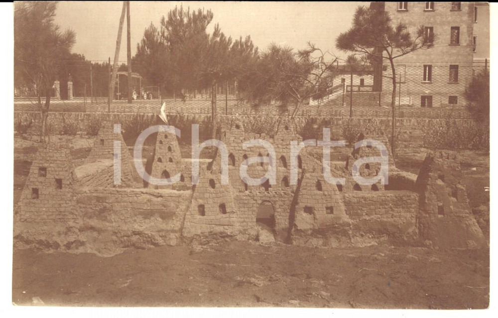 Fotografia d epoca originale 1928 CESENATICO Castello di sabbia fatto dai giovani di una colonia  Foto 14x9 1