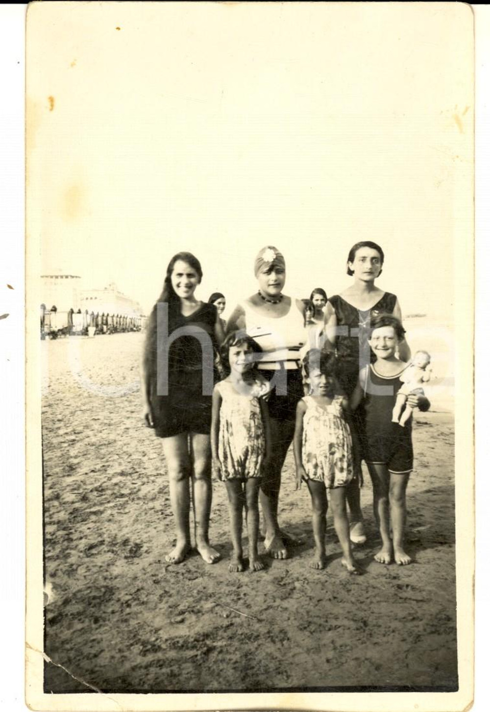 Fotografia d epoca originale 1920 ca s.l. LIGURIA ? Donne in spiaggia con bambine e bambola  Foto VINTAGE 1