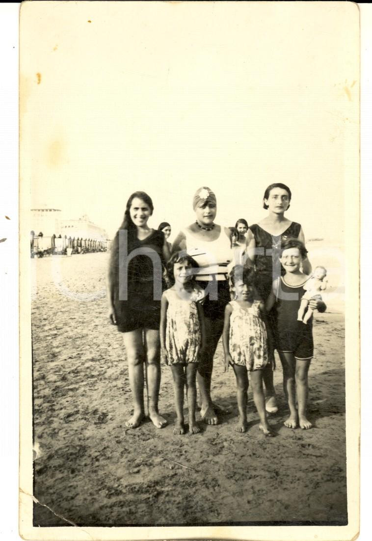 Fotografia d epoca originale 1920 ca s.l. LIGURIA ? Donne in spiaggia con bambine e bambola  Foto VINTAGE 1