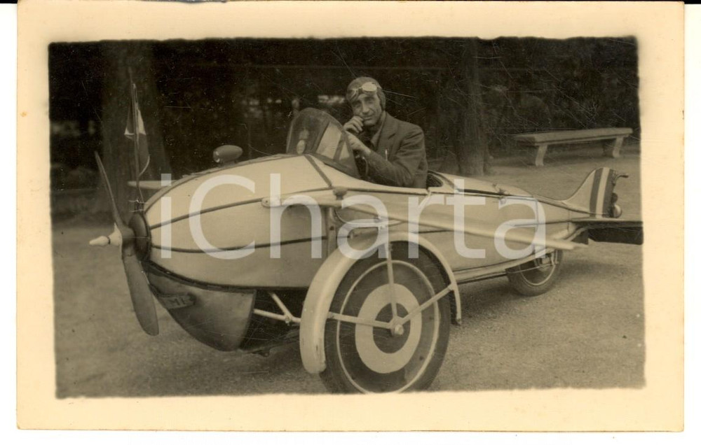Fotografia d epoca originale 1930 ca ITALIA Pilota su ciclomotore con carrozzeria da aereoplano  Foto 1