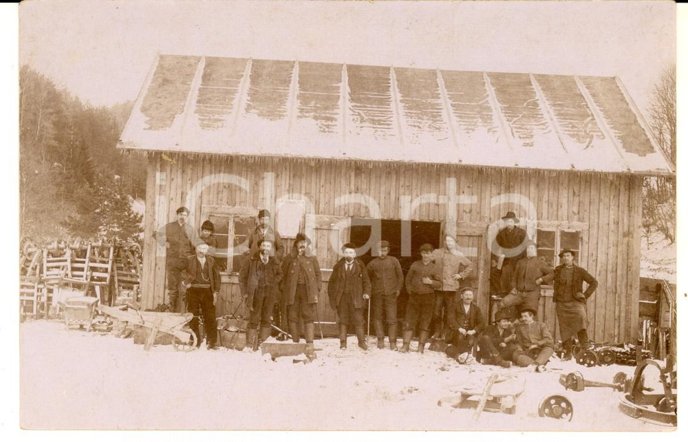Fotografia d epoca originale 1920 ca ITALIA AEREA ALPINA Uomini al lavoro in un capanno  Foto VINTAGE 1