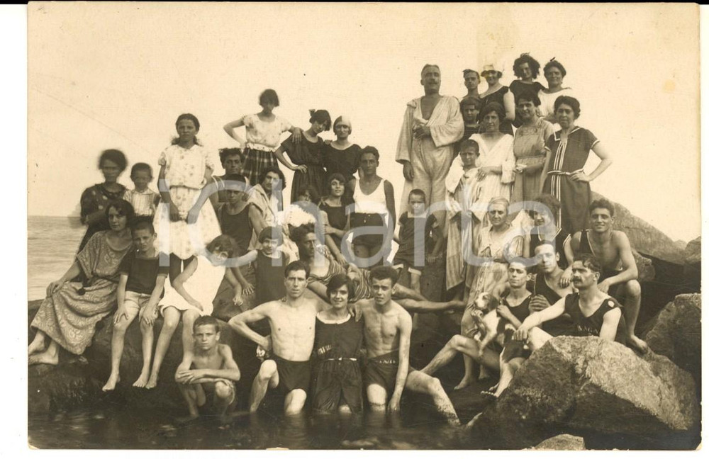 Fotografia d epoca originale 1920 ca LIGURIA Un gruppo di giovani in spiaggia tra gli scogli FOTO 1