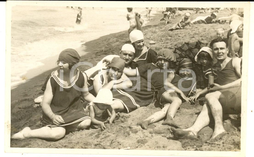 Fotografia d epoca originale 1920 ca AREA DI ROMA Gruppo di giovani in spiaggia  Foto F.lli D AMICO VINTAGE 1