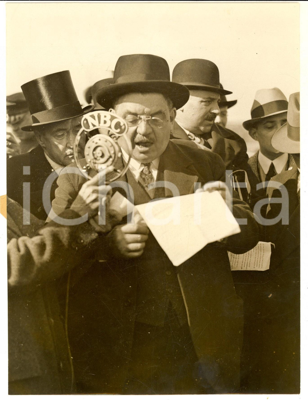 Fotografia d epoca originale 1933 JERSEY CITY Edouard HERRIOT intervistato al suo arrivo negli USA Foto 1