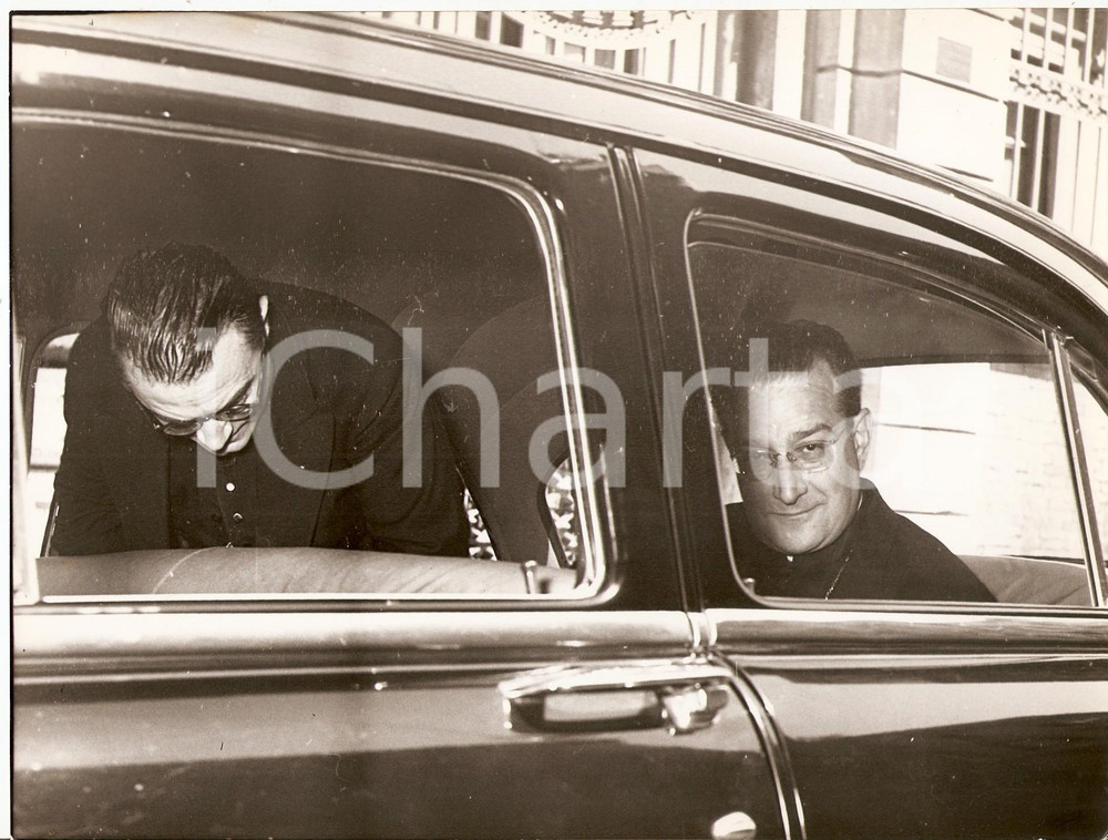 Fotografia d epoca originale 1955 ROMA Mons. Ramon Pablo NOVOA sale in auto con Mons. Manuel TATO Foto 24x18 1