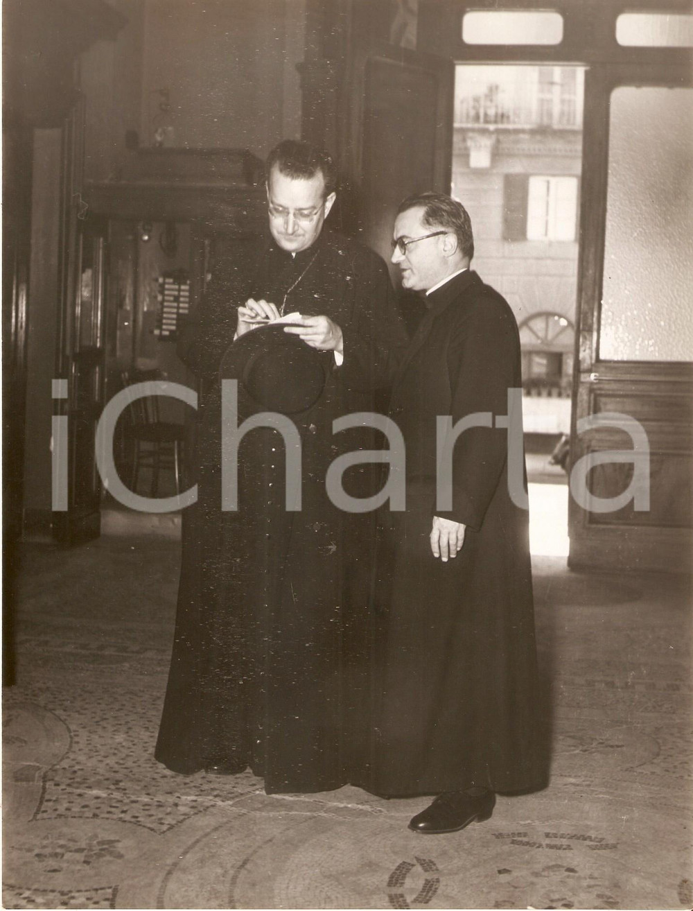 Fotografia d epoca originale 1955 ROMA Mons. Manuel TATO e Ramon Pablo NOVOA espulsi dal Governo PERON Foto 1