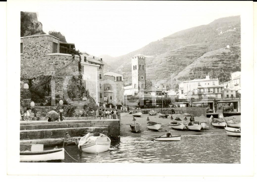 Fotografia d epoca originale 1970 MONTEROSSO AL MARE Veduta del porticciolo  Foto ANIMATA barche 13x9 cm 1