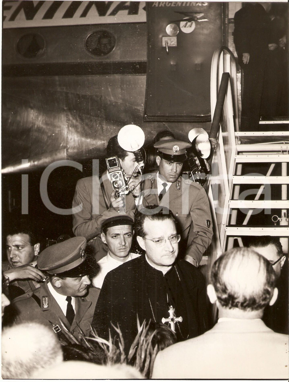 Fotografia d epoca originale 1955 ROMA  CIAMPINO Reporter fotografa Mons. Manuel TATO con ROLLEIFLEX Foto 1