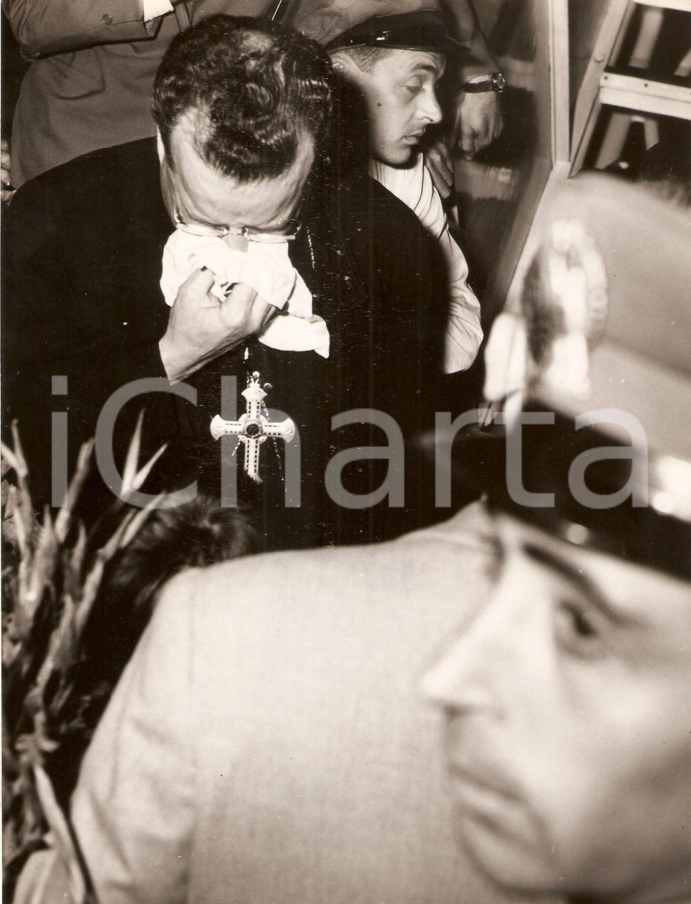 Fotografia d epoca originale 1955 ROMA Mons. Manuel TATO atterra a CIAMPINO dopo espulsione Governo PERON 1
