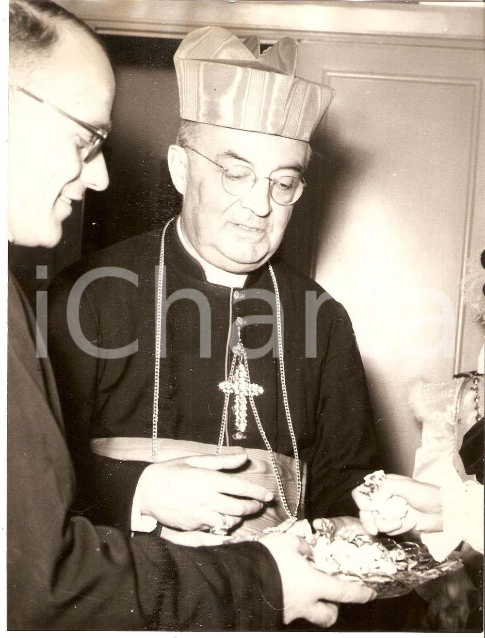 Fotografia d epoca originale 1950 ca VATICANO Prelato offre caramelle al Cardinale Francesco BORGONGINI DUCA 1