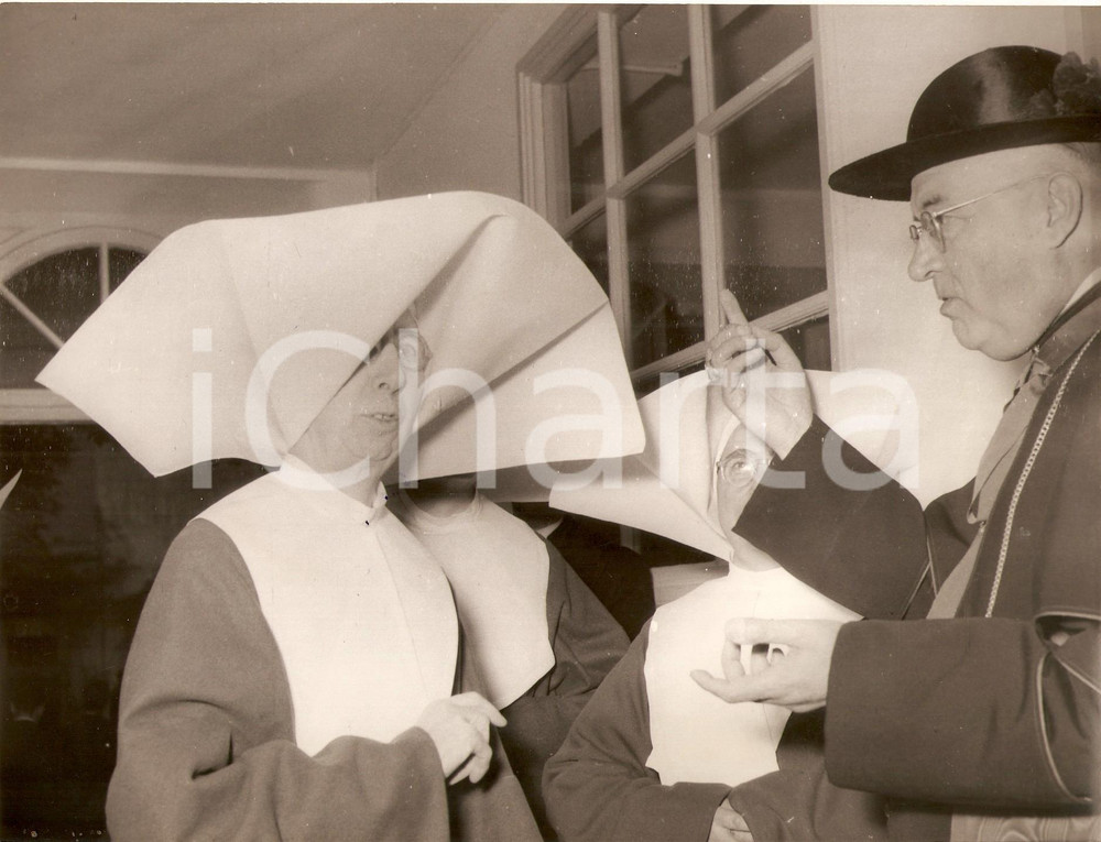 Fotografia d epoca originale 1950 ca VATICANO Cardinale Francesco BORGONGINI DUCA parla con due suore Foto 1