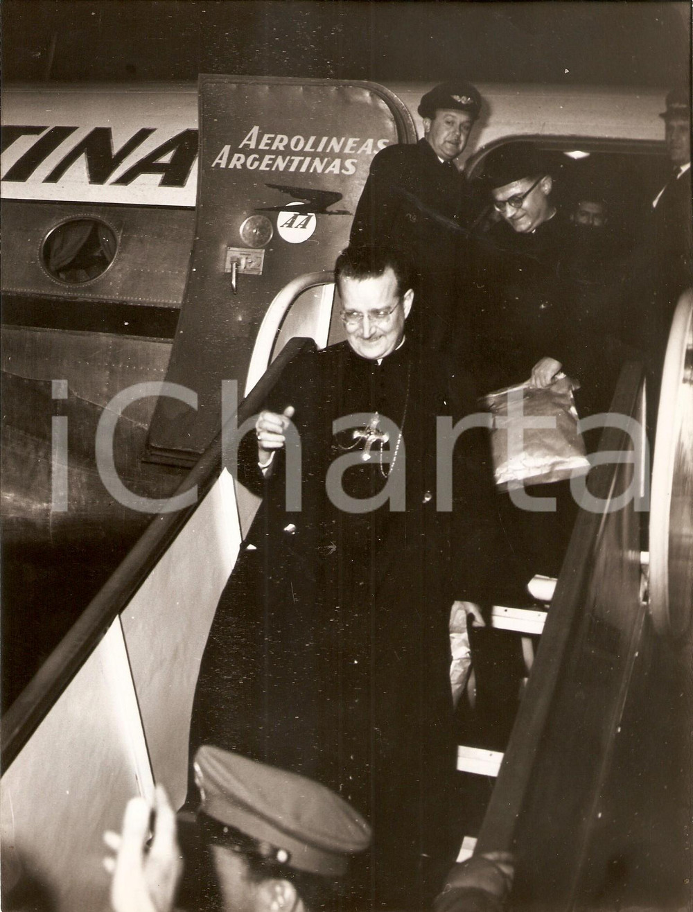 Fotografia d epoca originale 1955 ROMA Mons. Manuel TATO e Ramon Pablo NOVOA atterrano dopo espulsione Foto 1