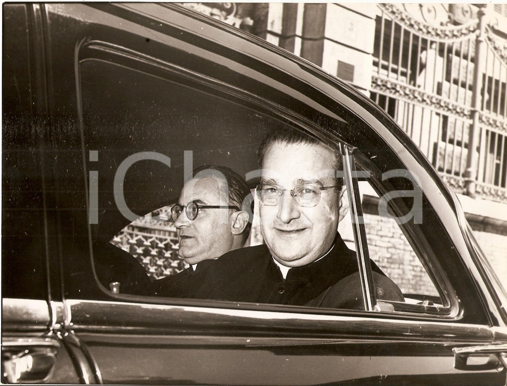 Fotografia d epoca originale 1955 ROMA Mons. Manuel TATO e Ramon Pablo NOVOA in auto dopo espulsione Foto 1