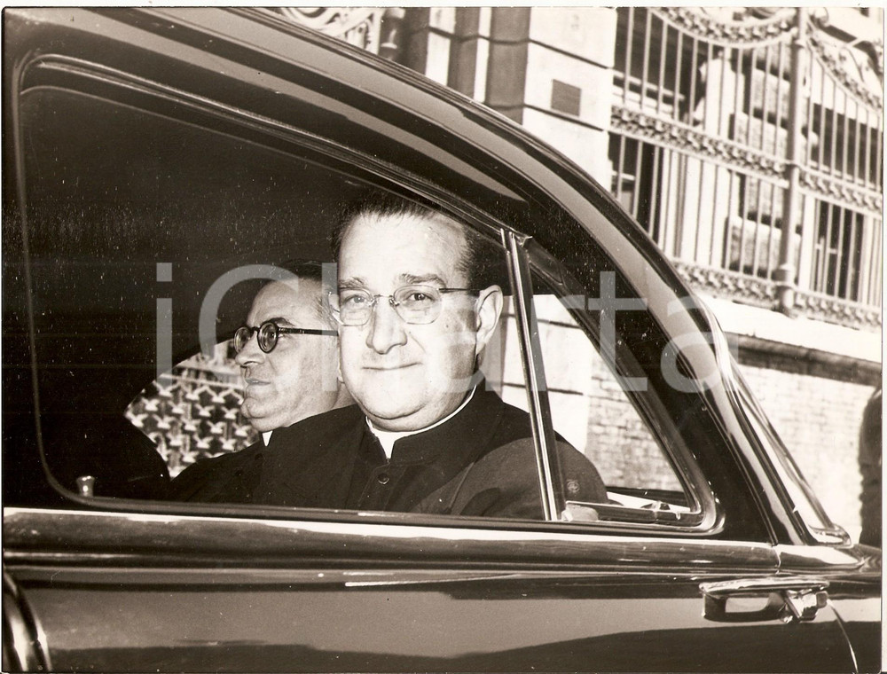 Fotografia d epoca originale 1955 ROMA Mons. Manuel TATO e Ramon Pablo NOVOA in auto dopo espulsione Foto 1