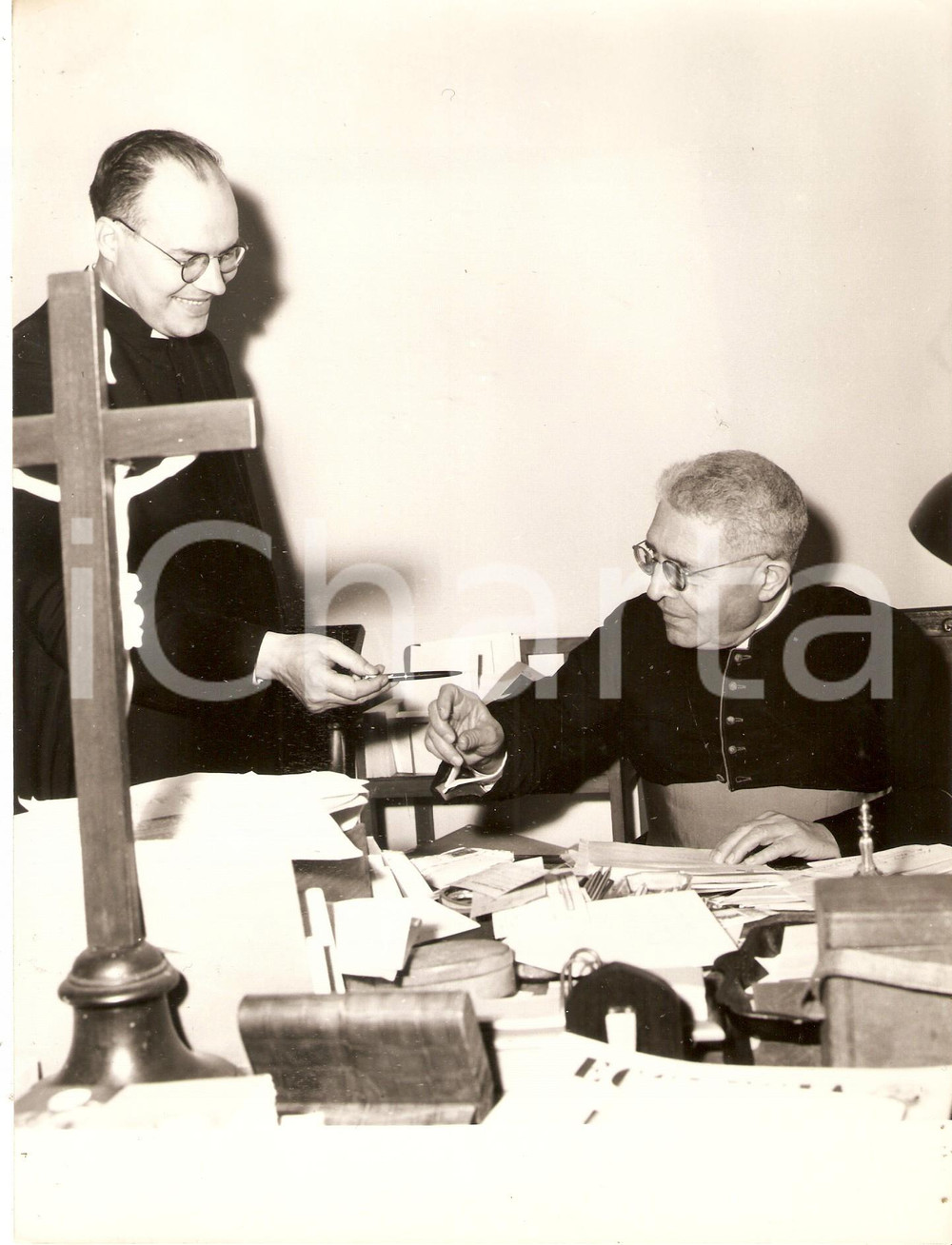 Fotografia d epoca originale 1955 ca VATICANO Prelato porge penna a Monsignor Domenico TARDINI Foto 18x24 cm 1