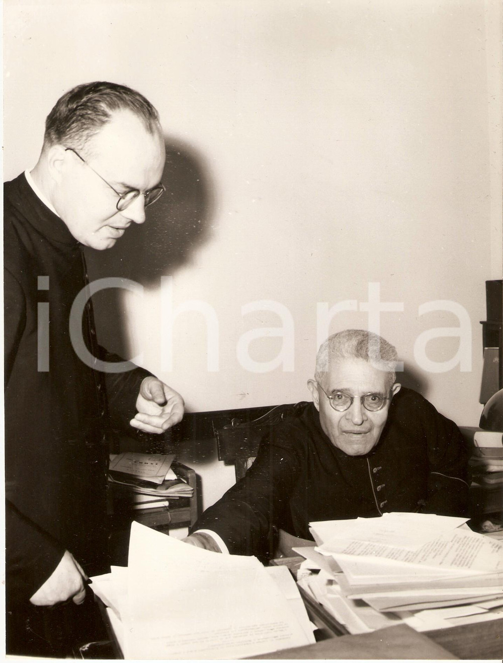 Fotografia d epoca originale 1955 ca VATICANO Monsignor Domenico TARDINI ritratto nel suo studio Foto 18x24 1