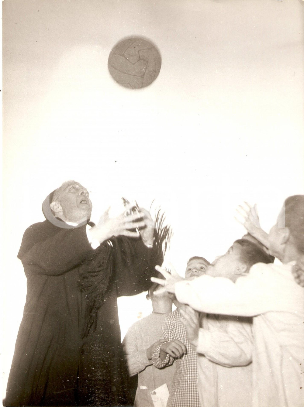 Fotografia d epoca originale 1955 ca ROMA Monsignor Domenico TARDINI gioca a palla coi bambini Foto 18x24 cm 1