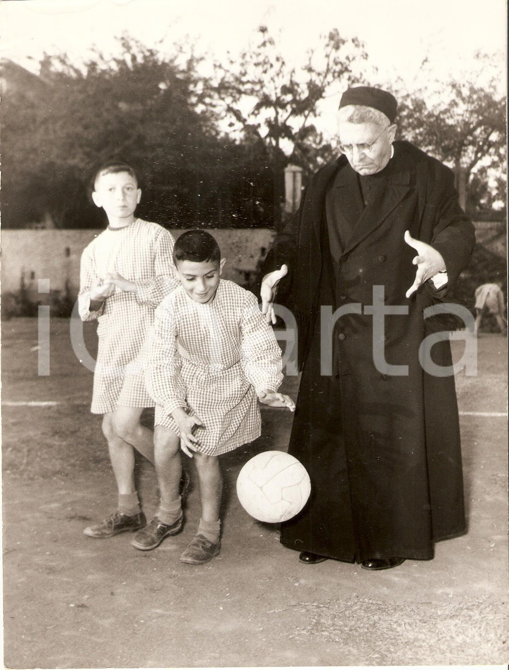Fotografia d epoca originale 1955 ca ROMA Monsignor Domenico TARDINI lancia la palla agli scolari Foto 18x24 1