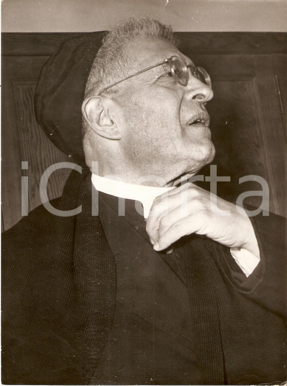 Fotografia d epoca originale 1955 ca VATICANO Monsignor Domenico TARDINI sistema colletto della tonaca Foto 1