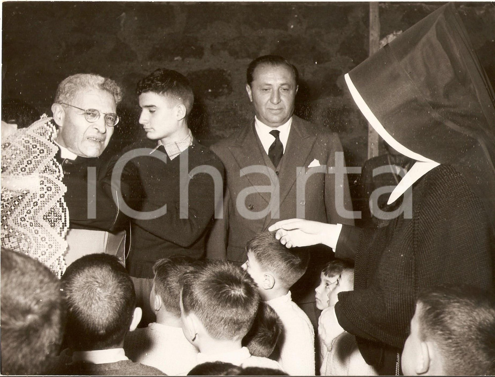 Fotografia d epoca originale 1955 ca ROMA Mons. Domenico TARDINI visita bambini dell Istituto Nazareth Foto 1