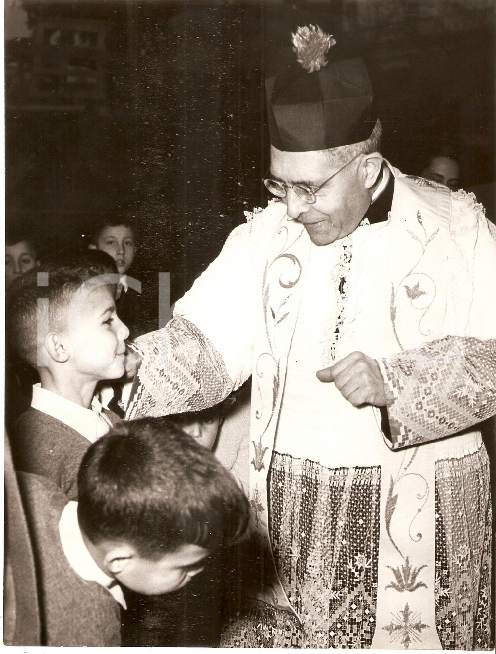 Fotografia d epoca originale 1955 ca ROMA Istituto Nazareth  Mons. Domenico TARDINI accarezza bambino Foto 1