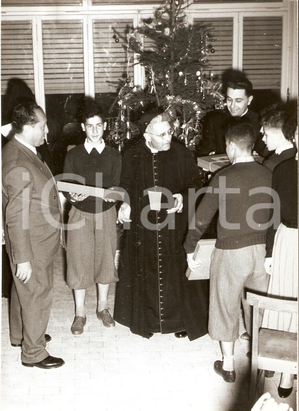 Fotografia d epoca originale 1955 ca ROMA Giovani consegnano doni natalizi a Mons. Domenico TARDINI Foto 1