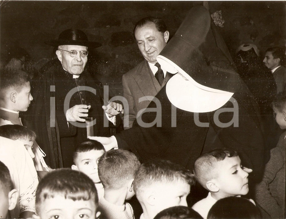 Fotografia d epoca originale 1955 ca ROMA Monsignor Domenico TARDINI insieme a bambini Istituto Nazareth Foto 1