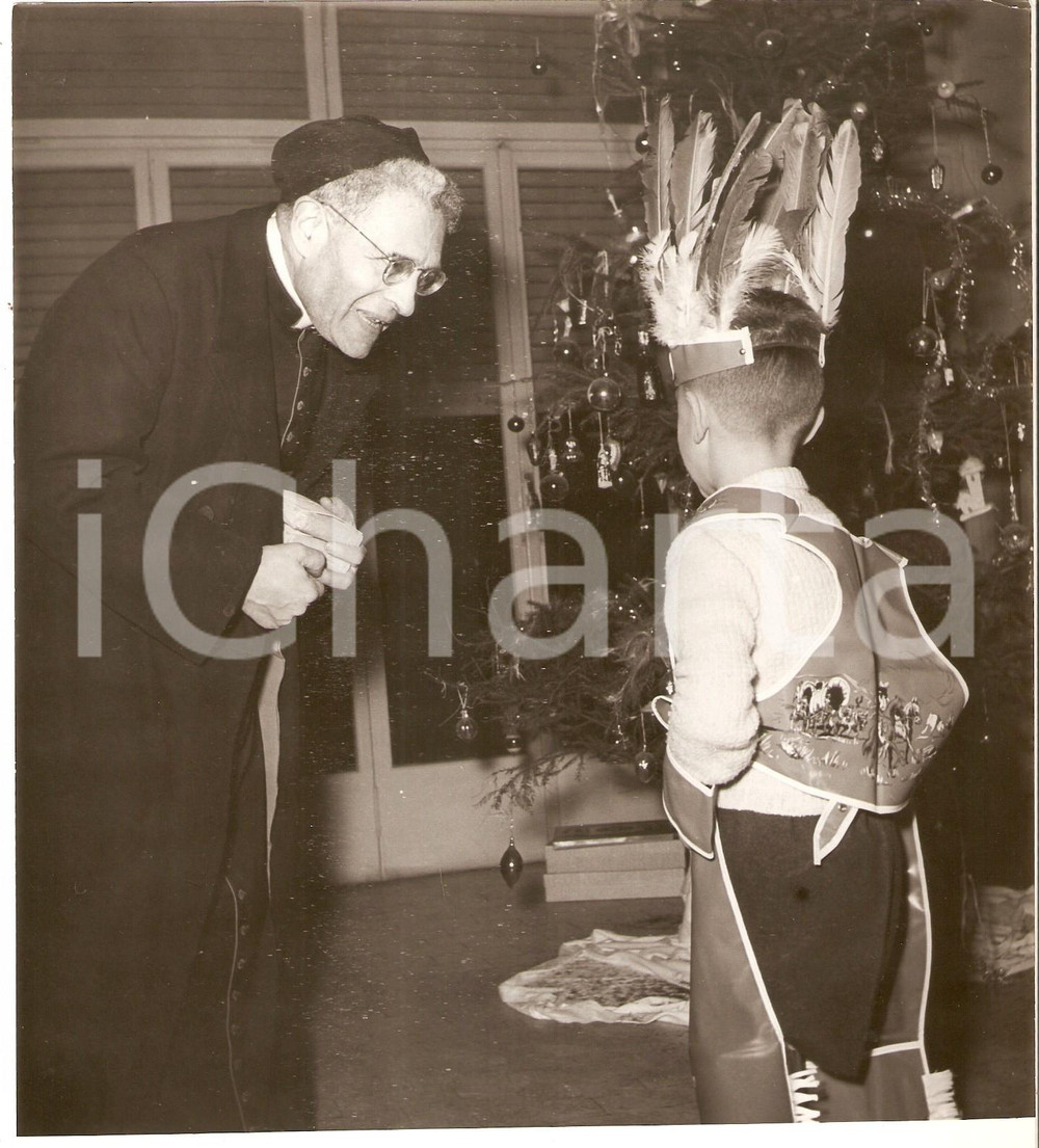 Fotografia d epoca originale 1955 ca ROMA Mons. Domenico TARDINI con un bambino vestito da indiano  Foto 1
