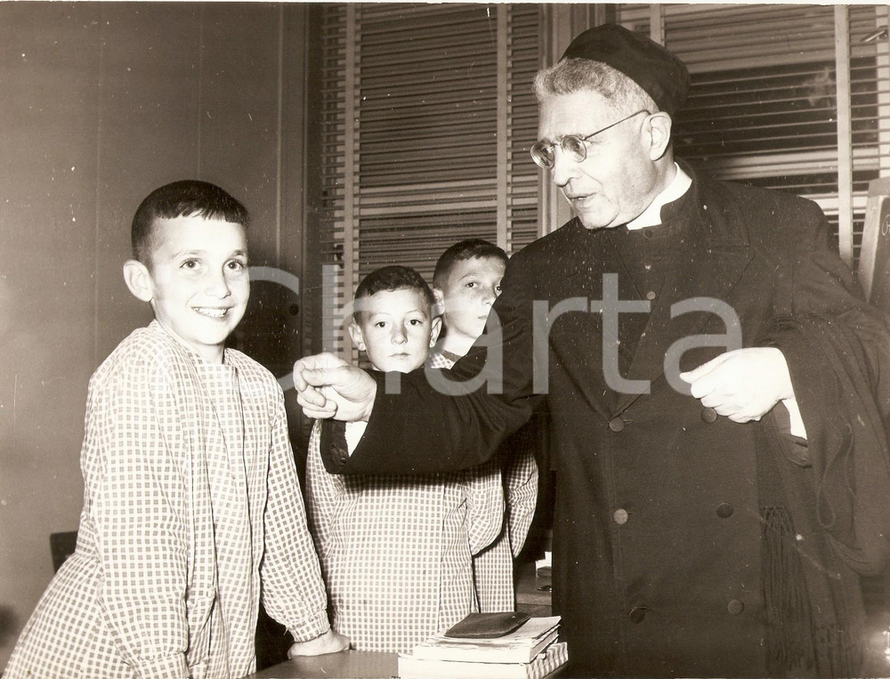 Fotografia d epoca originale 1955 ca ROMA Monsignor Domenico TARDINI scherza con un bambino  Foto 24x18 cm 1
