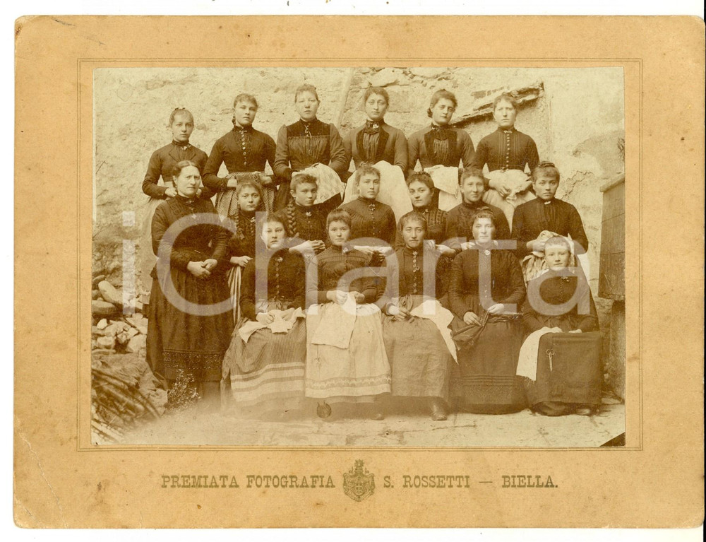 Fotografia d epoca originale 1900 ca BIELLA Istituto femminile  Ritratto giovani ricamatrici  Foto ROSSETTI 1