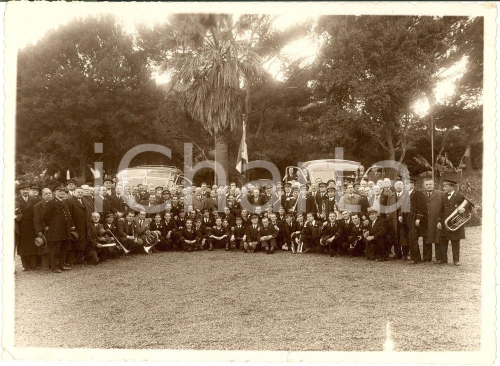 Fotografia d epoca originale 1940 ca LIGURIA ? Banda musicale  Foto di gruppo in un parco  VINTAGE 22x18 1